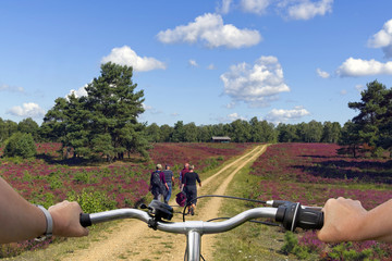 Wanderer in der  Heide mit Fahrradlenker
