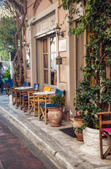 Fototapeta na wymiar Einladende Taverne in Athen