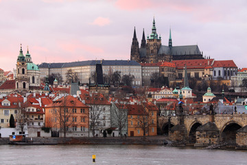 Obraz premium Colorful Prague gothic Castle above the River Vltava with Charles Bridge in the Evening, Czech Republic