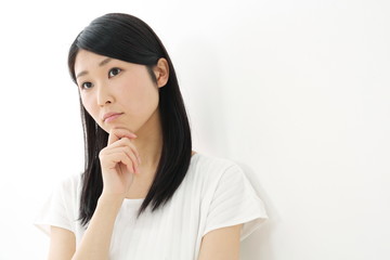 悩む・若い女性