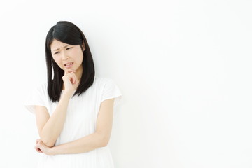 Fototapeta premium 悩む・若い女性