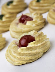 Biscottini di pasta frolla alle mandorle con ciliegia candita