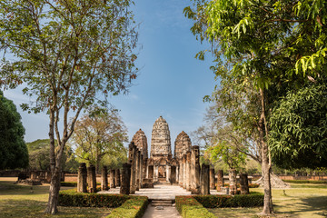 Fototapeta na wymiar The temple of Si Sawai in Sukhotai Historical Park