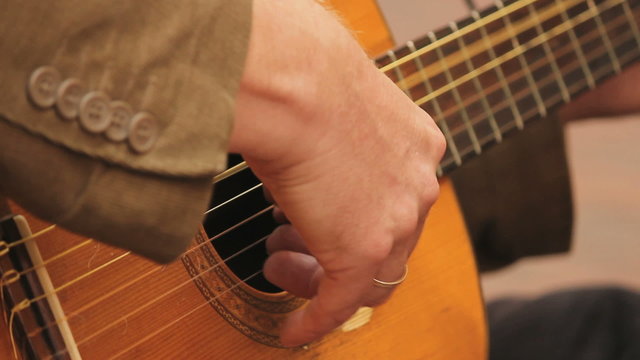 Acoustic guitar playing, Closeup