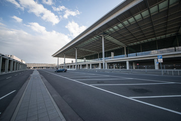 Naklejka premium Parkplatz vor Flughafen