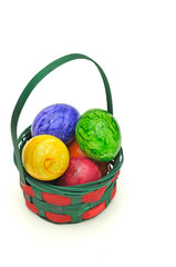 Bunte Ostereier / bunte Ostereier in Korb, Nahaufnahme, Makro, isoliert, weißer Hintergrund, Hochformat