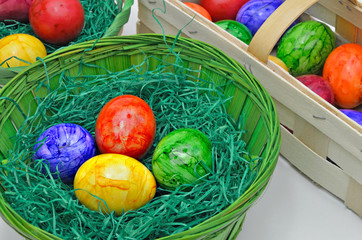 Bunte Ostereier / bunte Ostereier in einem Korb, Nahaufnahme, Makro, Format füllend, Querformat