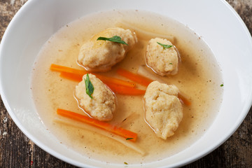 Bayerische Grießknödelsuppe