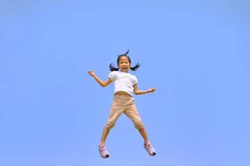 Fototapeta na wymiar ジャンプする女の子