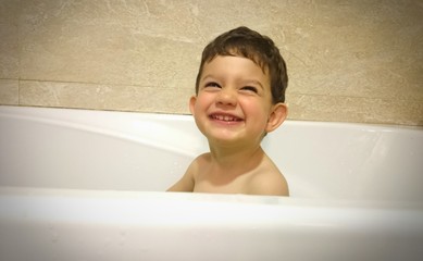 Niño en la bañera