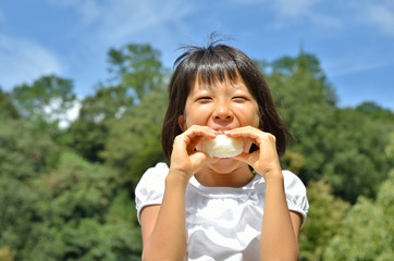 おにぎりを食べる女の子