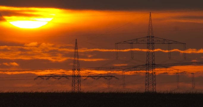 4k Sonnenuntergang mit Strommasten
