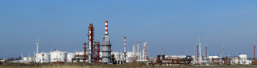Obraz premium Distillation columns, pipes and other equipment furnaces refinery.