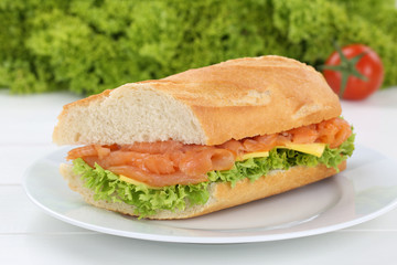 Belegtes Baguette auf Teller zum Frühstück mit Lachs Fisch