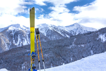 Skier und Skistöcke vor Alpenpanorama in Südtirol