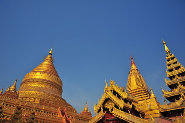Naklejka premium Shwezigon Pagoda in Bagan, Myanmar