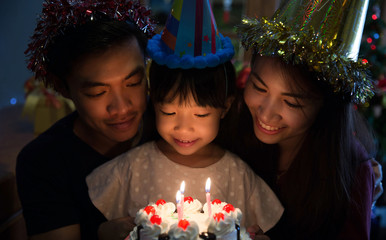 Asian family a birthday party for her daughter's daughter is abo