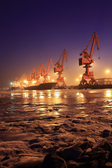 Obraz premium Cargo wharf crane at night