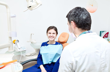 Obraz premium dentist in a dental clinic. The girl on reception at the dentist's chair.