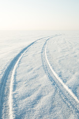 sneeuwwoestijn en de sporen van de auto in de sneeuw