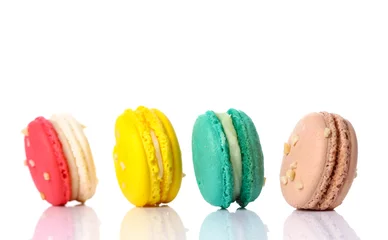 Zelfklevend Fotobehang Macarons Kleurrijke bitterkoekjes isoleren op wit.