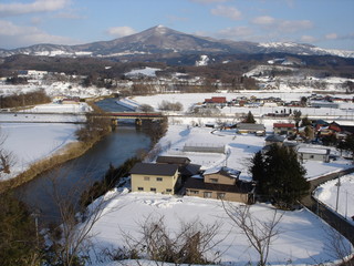 姫神山と赤川を渡るいわて銀河鉄道
