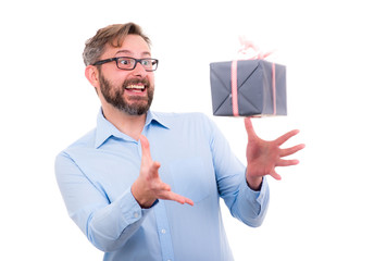 mann erhält ein überraschungsgeschenk