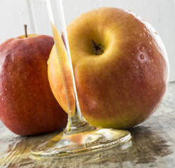 Zwei Äpfel mit Glas