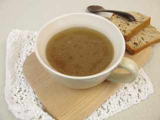 Eine Tasse Fleischbrühe mit Brot