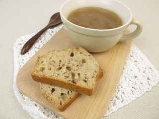 Eine Tasse Fleischbrühe mit Brot