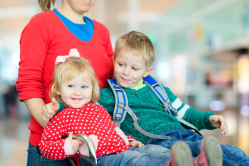Obraz premium family with two kids travel in the airport
