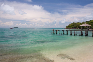 Obraz premium Bridge in emerald sea