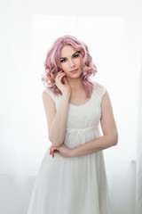 Pastel Hair - Junge Frau mit Haaren in rosa Patelltönen