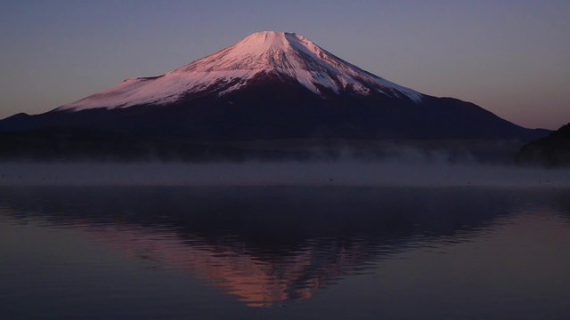 朝日を浴びる霊峰富士