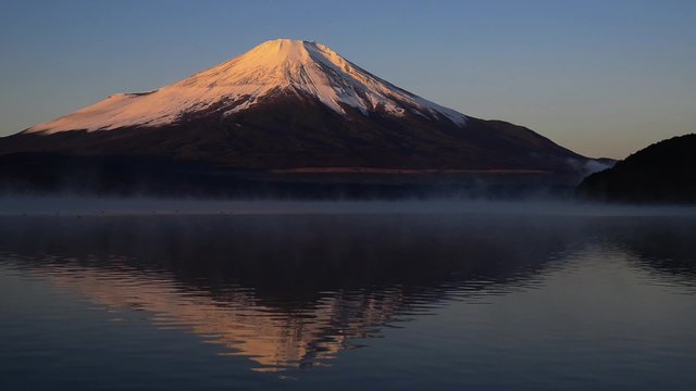 朝日を浴びる霊峰富士