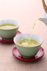 お茶を注ぐ