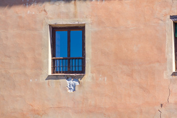 Fototapeta na wymiar window broken on a red facade