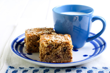 Oatmeal bars with raisin and nuts