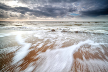 Obraz premium waves on North sea coast with long exposure