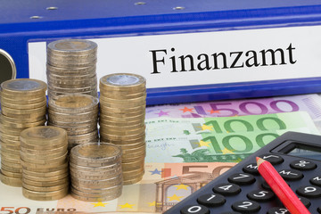 Finanzamt - Ordner mit Geld und Taschenrechner