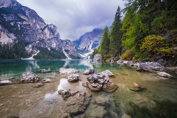 Jezioro w Alpach,Lago di Braies - obrazy, fototapety, plakaty