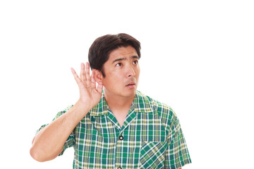 耳に手を当てる男性