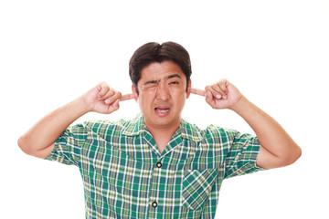 Fototapeta premium 耳を塞ぐ男性