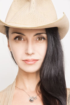 Young woman in cowboy hat