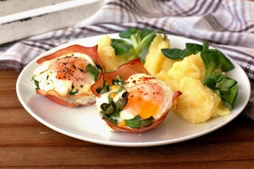 Baked eggs with ham a potatoes