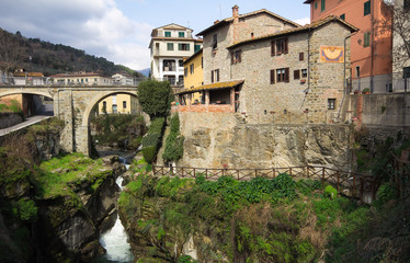 Fototapeta na wymiar Antico borgo medievale sul fiume Ciuffenna