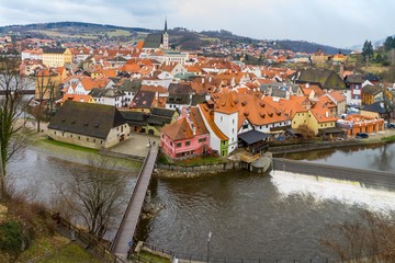 Obraz premium The old town view from cesky Krumlov castle in cloudy day