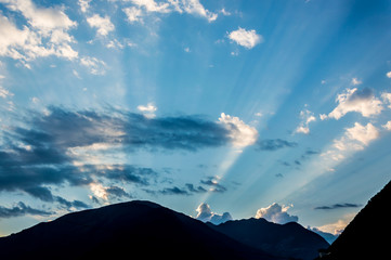 Tramonto dietro il monte
