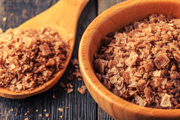 Crystal flakes of smoked natural sea salt.