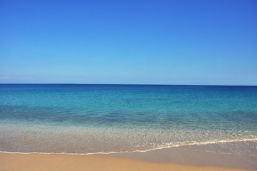 Urlaubshintergrund - Strand und ruhiges türkises Meer